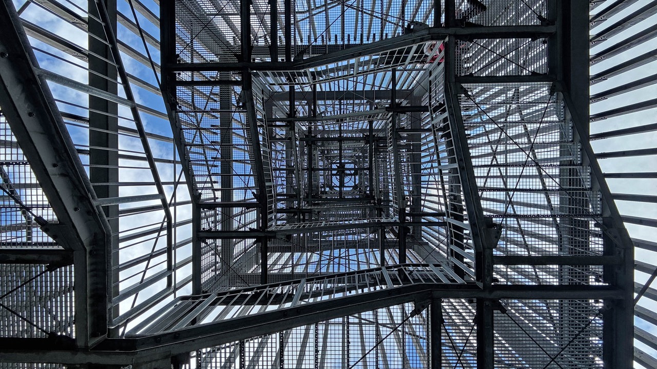 Wanderschön Sauerland-Waldroute: Blick von unten hoch in den Möhneseeturm 