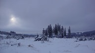 Weiblick über Schneelandschaft: Wolken, dick gefüllt mit Schnee
