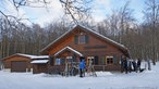 Blick auf die Front der Skihütte "Pastorenwiese" 