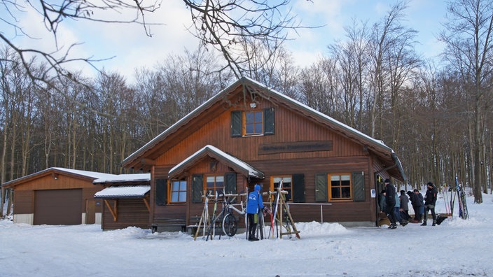 Blick auf die Front der Skihütte "Pastorenwiese" 