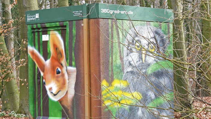 Großer Stromkasten mit Graffiti eines Eichhörnchens und eines Vogels