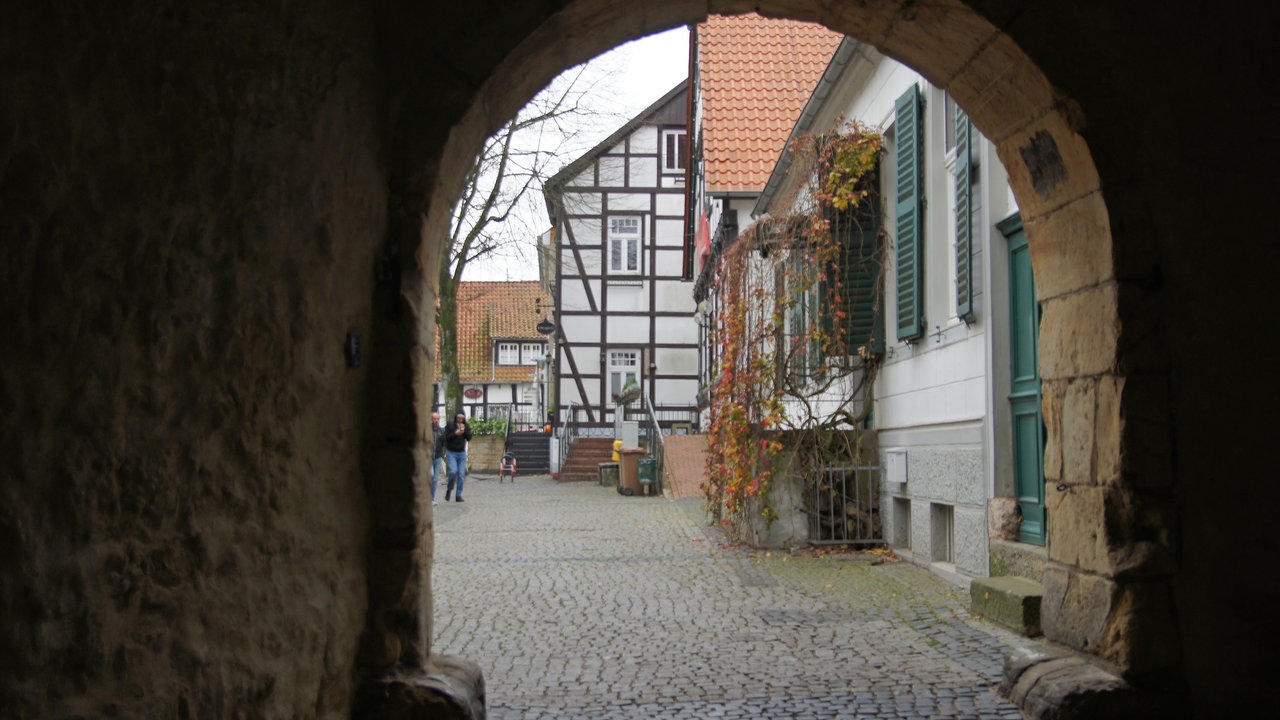 Das Stadttor, das auf den Marktplatz des gut erhaltenen mittelalterlichen Ortes Tecklenburg geht