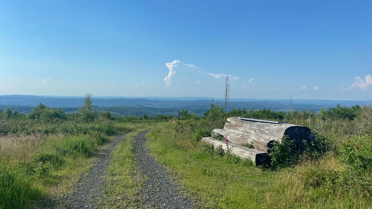 Unterwegs auf dem Trödelsteinpfad in Burbach: 360-Grad-Rundumsicht mit Blick ins Rothaargebirge und in den Westerwald