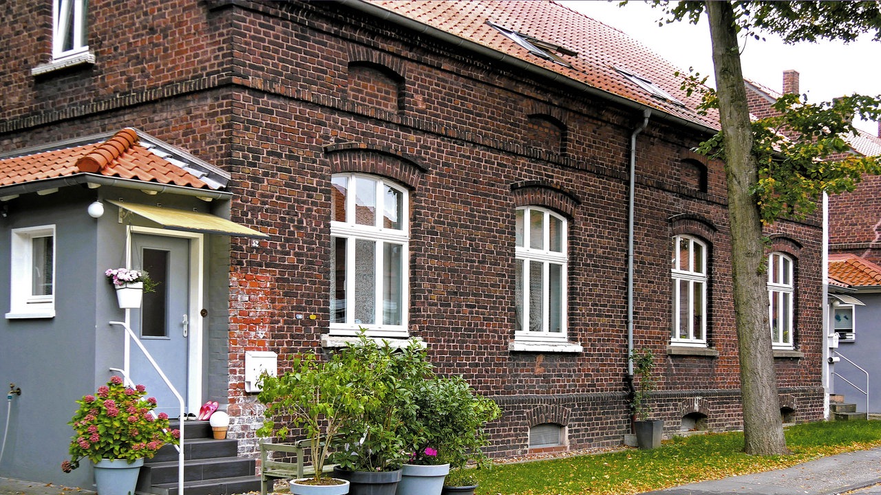 Ein saniertes Zechenhaus (Baujahr 1890), seitlich fotografiert, der Siedlung Hegemannshof an der Meerbruchstraße in Essen