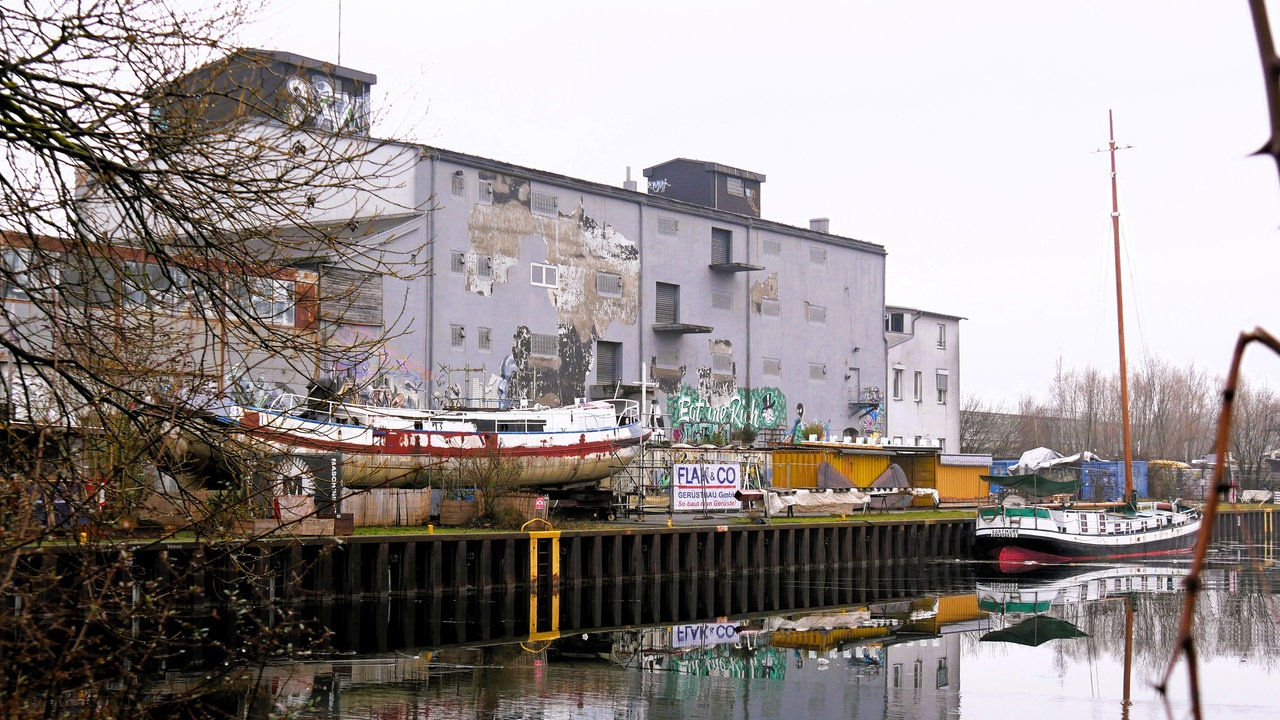 Wandern durch Dortmund: Club- und Eventschiff "Herr Walter" ist ein umgebautes Schüttgüterschiff 