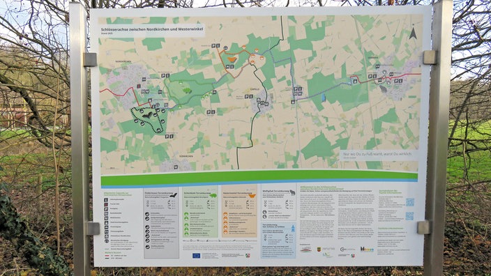 Wandern rund ums Schloss Nordkirchen: Blick auf eine Wanderkarte