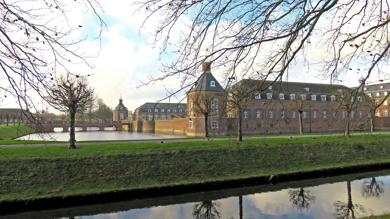 Wandern rund ums Schloss Nordkirchen: Parkanlage mit Blick auf das Schloss