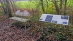 Wandern rund ums Schloss Nordkirchen: Fledermausbank im Batman-Stil zu sehen