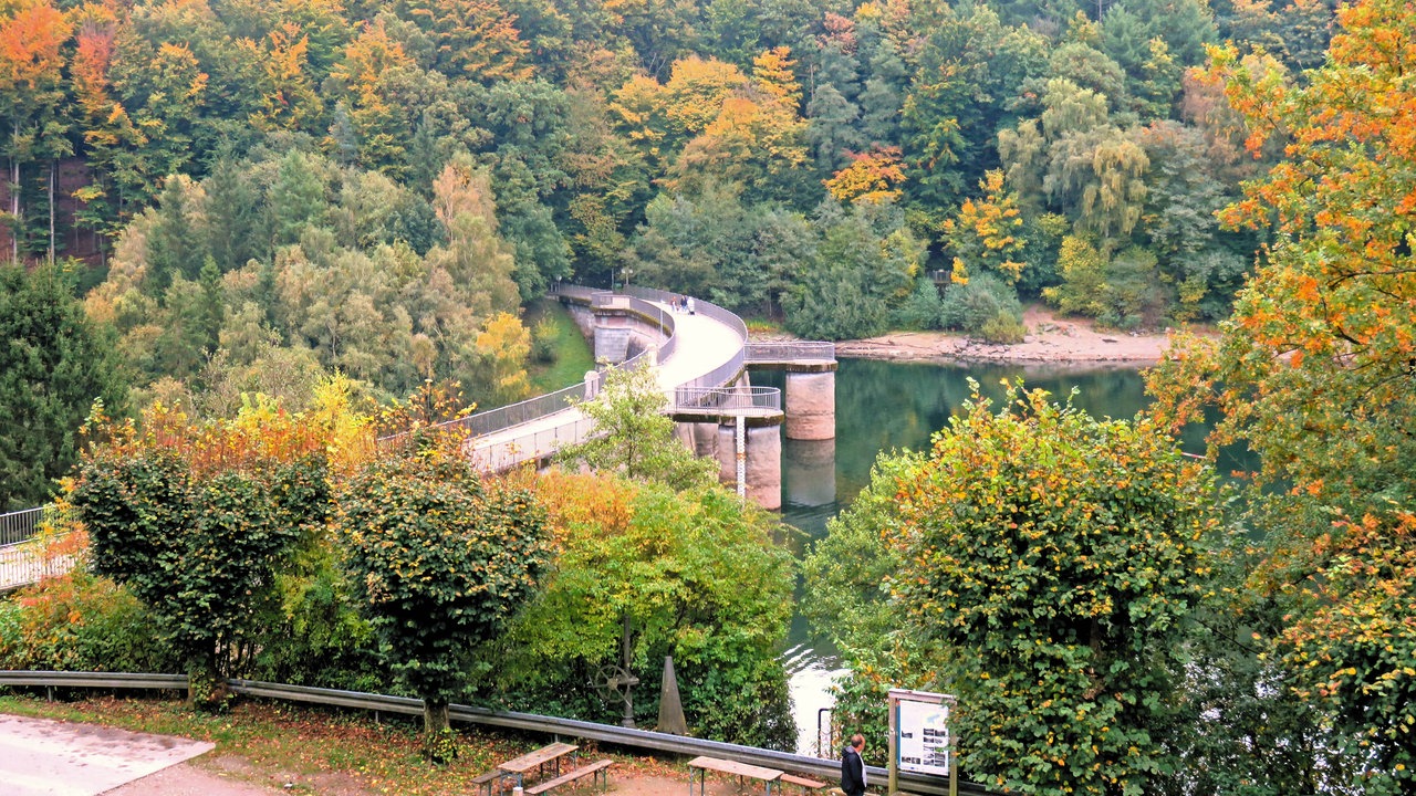 Blick von oben auf die Glörtalsperre und die Talsperrenmauer