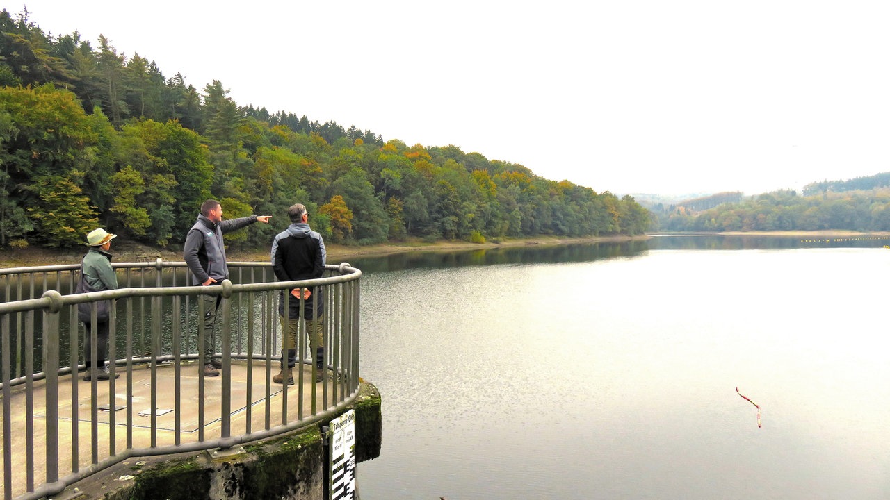 Blick über die gesamte Glörtalsperre von der Talsperrenmauer