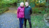 Ein Paar steht im Wald in Bad Oeynhausen