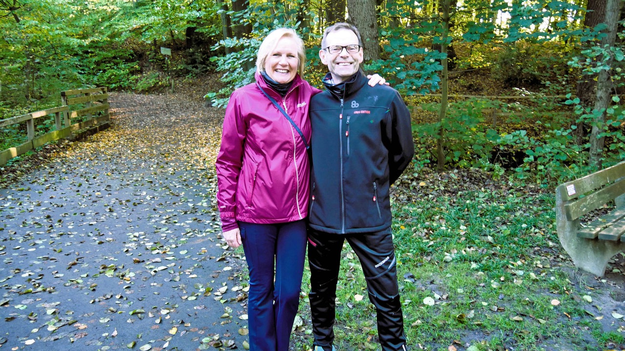 Ein Paar steht im Wald in Bad Oeynhausen