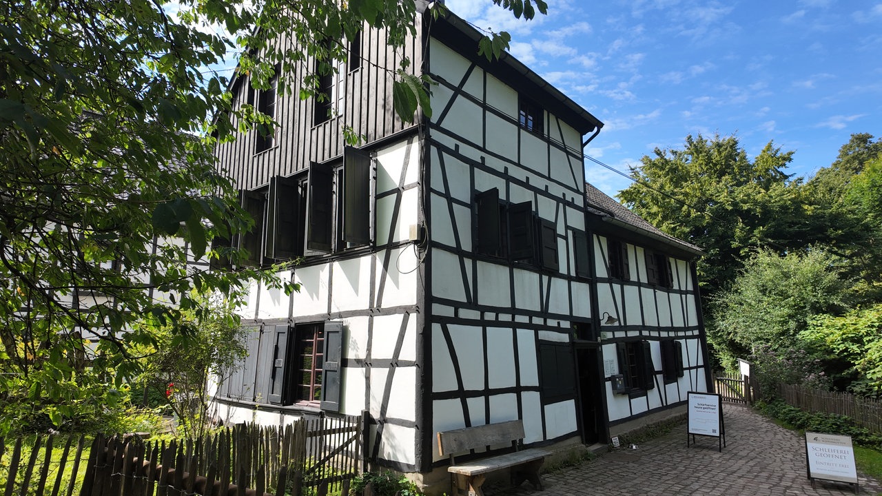 Die historische Schleiferei Wipperkotten, ein weißes Fachwerkhaus