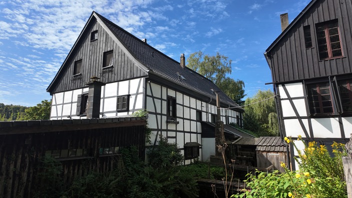 Das Doppelkotten: Rechts die Schleiferei, links ein Wohnhaus