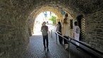 Die Gruppe der "Flunker-Tour" in einem Torbogen
