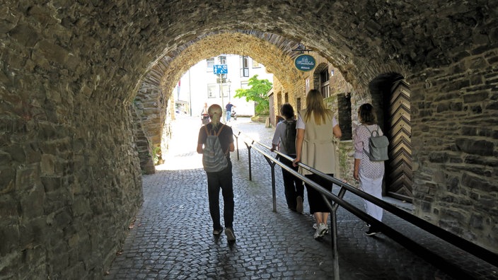Die Gruppe der "Flunker-Tour" in einem Torbogen