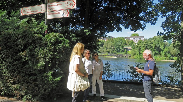 Die Gruppe der "Flunker-Tour" steht am Ruhrufer