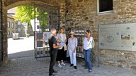 Die Gruppe der "Flunker-Tour" am Schloss Broich