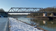 Eine Brücke, die über den Kanal führt. 