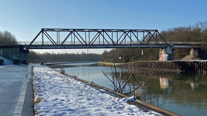 Eine Brücke, die über den Kanal führt. 