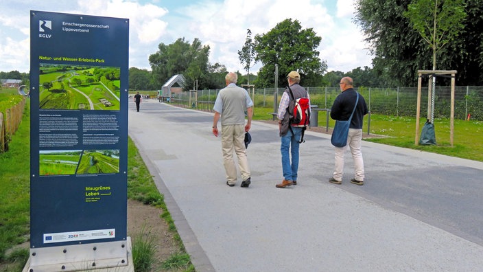 Mitglieder des Heimatvereins Recklinghausen am renaturierten Emscher-Ufer