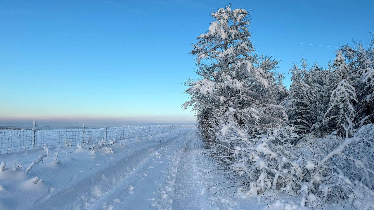Eine Winterlandschaft unter blauem Himmel