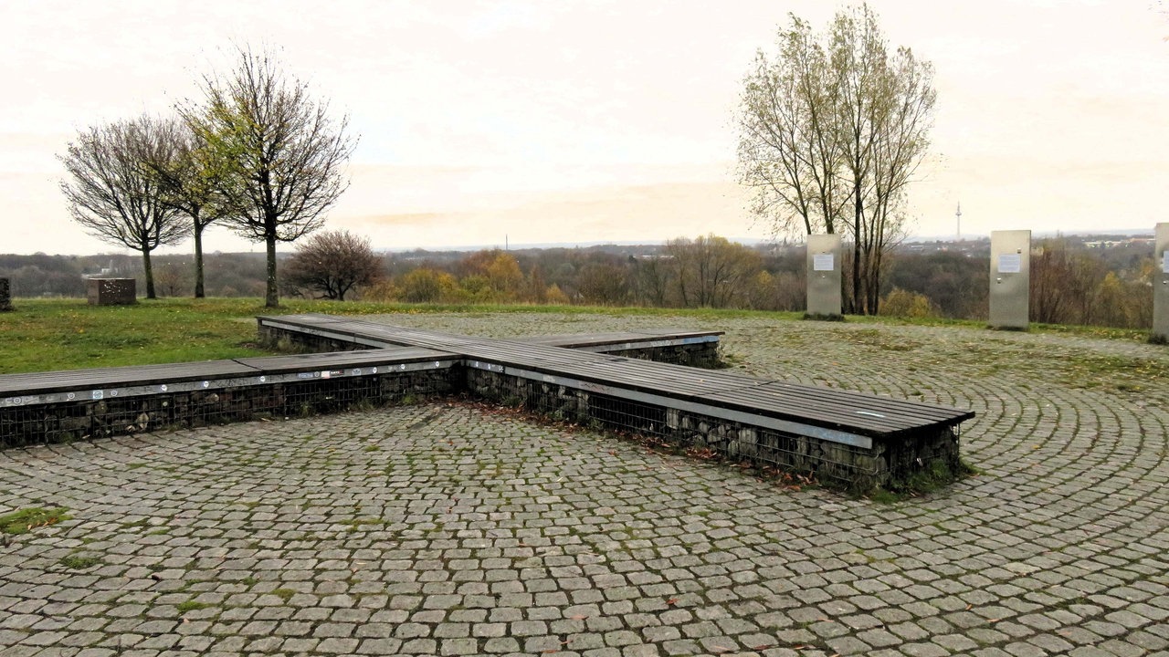 Über den "Weg der Riesen" auf den Bochumer Tippelsberg