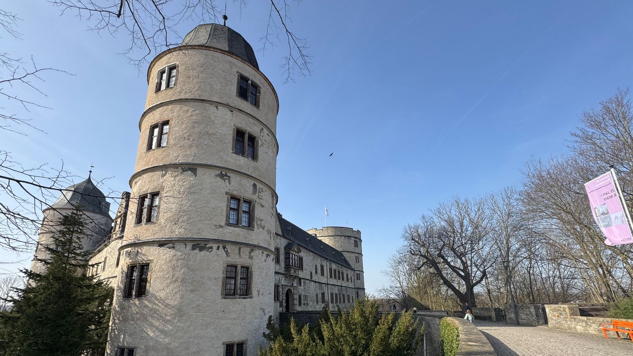 Ein Eckturm der Wewelsburg mit etwas Abstand fotografiert. Vom Turm gehen die Mauern in einer dreieckigen Form in beide Richtungen ab, zu weiteren Türmen. 