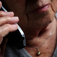 Ältere Frau telefoniert