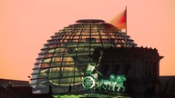 Reichstagkuppel und Quadriga des Brandenburger Tors im Abendrot (Collage)