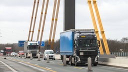 Sperrung der Autobahnbrücke A40 in Duisburg über den Rhein: Blick auf die einspurig befahrene Rheinbrücke