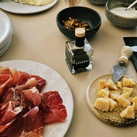 Ein Tisch gedeckt mit italienischen Speisen.