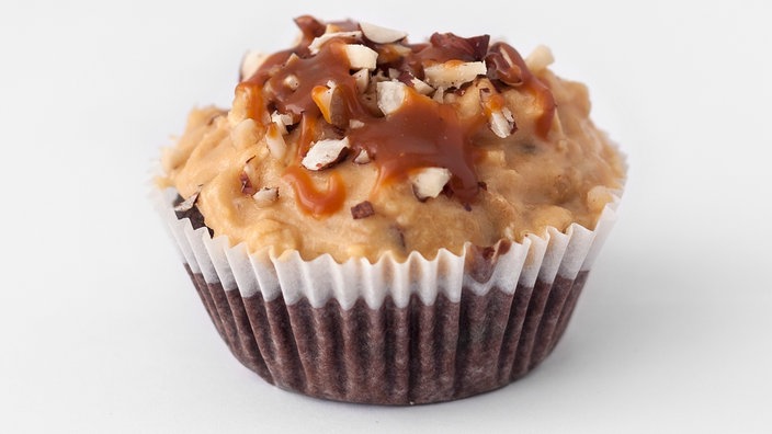 Schokoladencupcake mit Karamellglasur und Erdnüssen (Symbolbild kann vom Rezept abweichen)