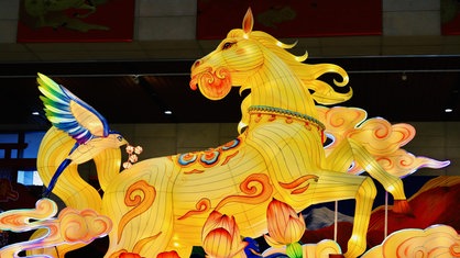 Eine kunstvolle Pferdelaterne leuchtet vor dem Museum für Chinas immaterielles Kulturerbe in Peking