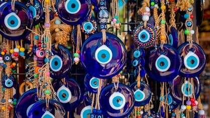 Gläserne Nazar-Amulette in einem Souvenirshop in der Altstadt von Side (Türkei) 
