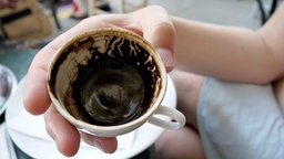 Kaffeesatzlesen in Istanbul, Türkei, aufgenommen am 12.07.2013.