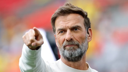 Jürgen Klopp zeigt vor dem WM-Match zwischen der Schweiz und Kolumbien am 7. Juli 2026 entschieden nach vorn