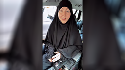 Hannah Hansen sitzt im Auto und trägt ein Kopftuch