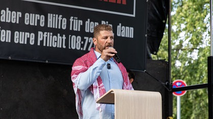 Der islamistische Influencer Ahmad Tamim bei einer Gaza-Demonstration in Berlin am 05. Juli 2025