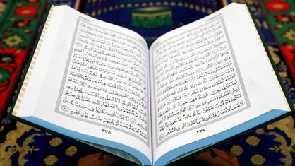 Ein aufgeschlagener Koran mit arabischer Schrift