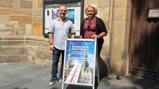 Küster Miltiadis Pataridis (St. Petri) und Pfarrerin Sandra Sternke-Menne (St. Reinoldi) werben für die kühlen Kirchen in Dortmund