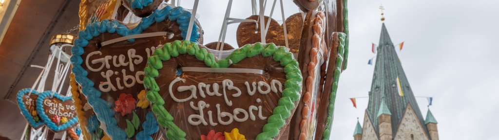 Lebkuchenherzen an einem Stand vor dem Paderborner Dom tragen die zuckrige Aufschrift "Gruß von Libori"