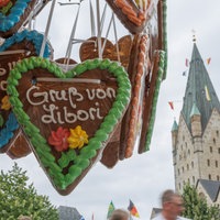 Lebkuchenherzen an einem Stand vor dem Paderborner Dom tragen die zuckrige Aufschrift "Gruß von Libori"