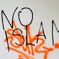 An einer Hauswand stehen die gekritzelten Worte "No Islam" 