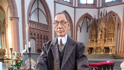 Die Krippenfigur des NS-Widerstandskämpfers Nikolaus Groß in der Kirche St. Agnes in Köln