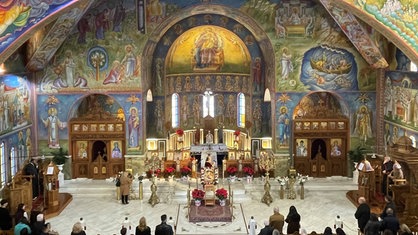 Blick in die bunt bemalte Kirche des Heiligen Nektarios in Voula