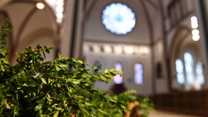 Buchsbaumzweige an Palmsonntag in der Kirche Sankt Sebastian am 28. März 2021 in Bonn