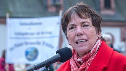 24. Februar 2024: Die evangelische Theologin Margot Käßmann spricht auf einer Kundgebung der Friedensbewegung in Frankfurt am Main