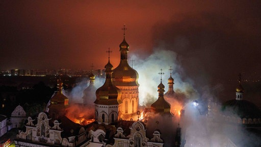 Rettungskräfte löschten am 15.06.2026 während eines russischen Angriffs auf Kiew einen Brand in der Mariä-Entschlafens-Kathedrale der Kiewer Höhlenkloster.