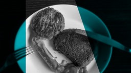 Das Beitragsbild des ARD Radiofeature "Fleisch ohne Tier" zeigt einen Teller voll mit gegrillten Fleischersatzprodukten. 